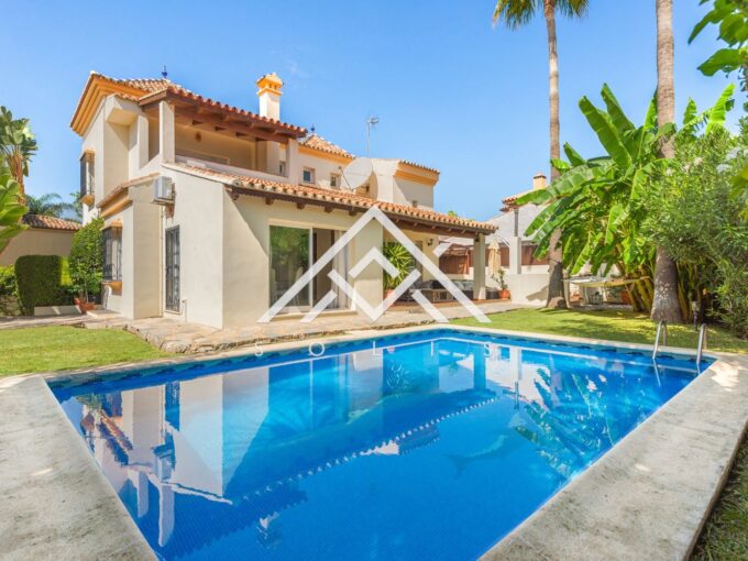 Classic villa for sale in Nueva Andalucía, Marbella - 0