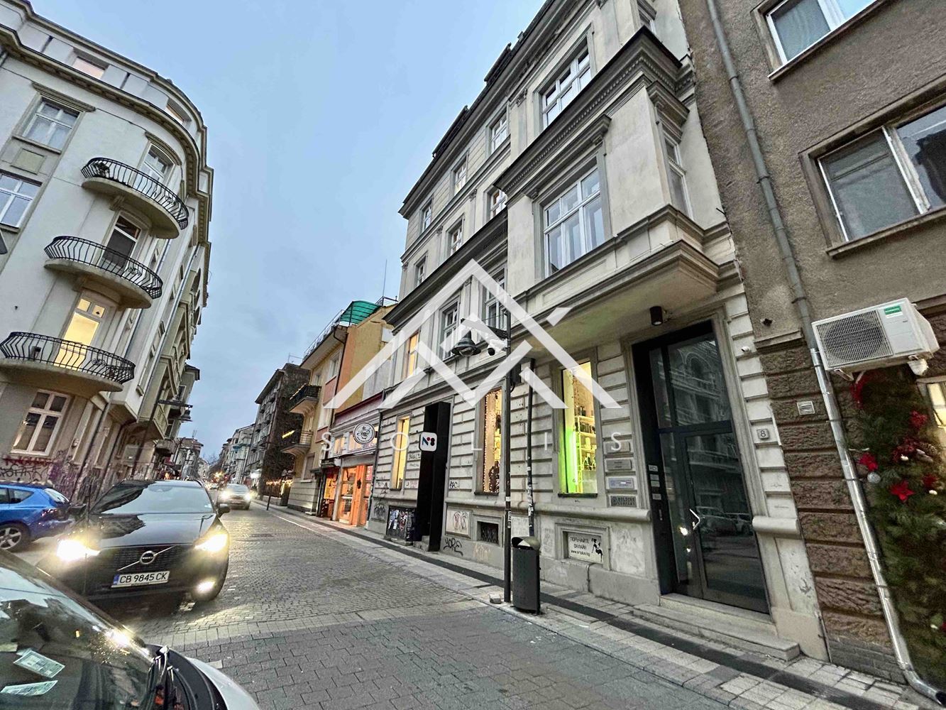 Многостаен апартамент за продажба с три паркоместа в елегантна и представителна сграда с топ местоположение до площад “Народ - 0