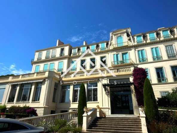Luxury duplex apartment in a classic Cannes building - the perfect home for sophisticated taste - 0