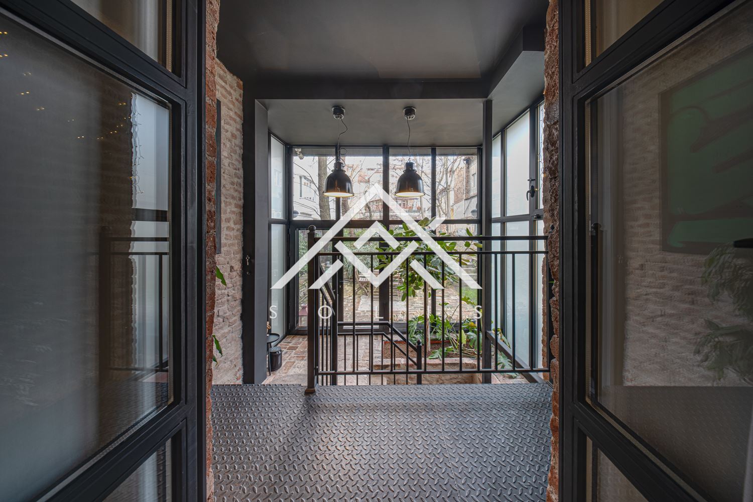 Реконструиран първи етаж от къща с автономен полусутерен и двор в историческия център на София, за продажба-0 Реконструиран първи етаж от къща с автономен полусутерен и двор в историческия център на София, за продажба - 0