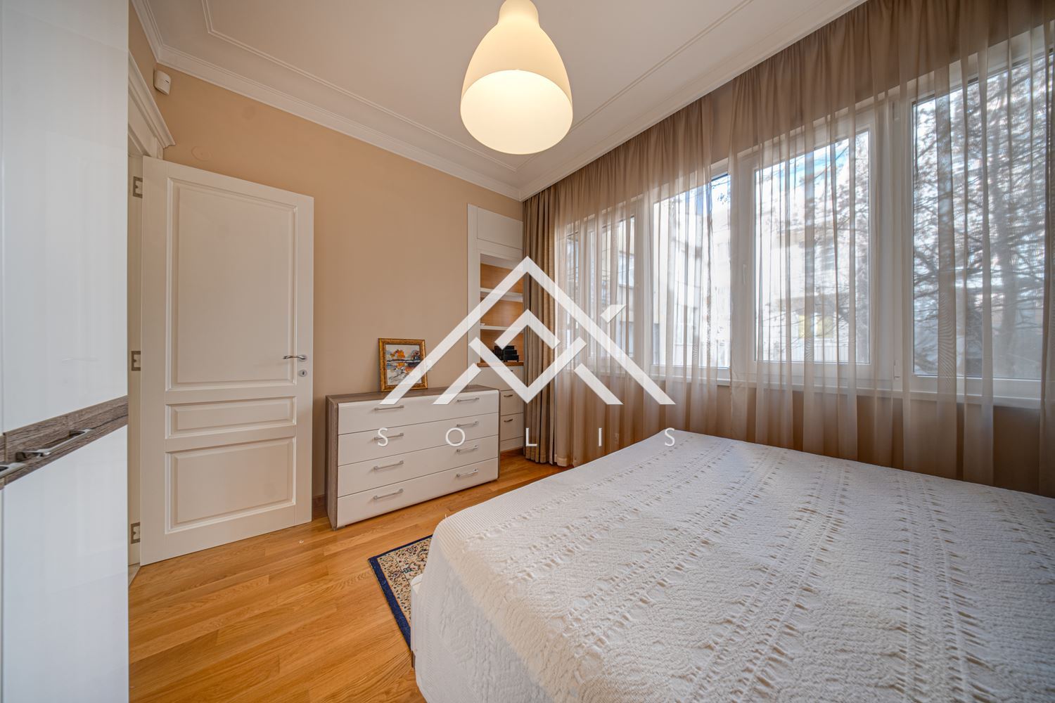 Тристаен апартамент под наем с две спални на бул. „Витоша“ | 180 кв.м | София-0 Тристаен апартамент под наем с две спални на бул. „Витоша“ | 180 кв.м | София - 0