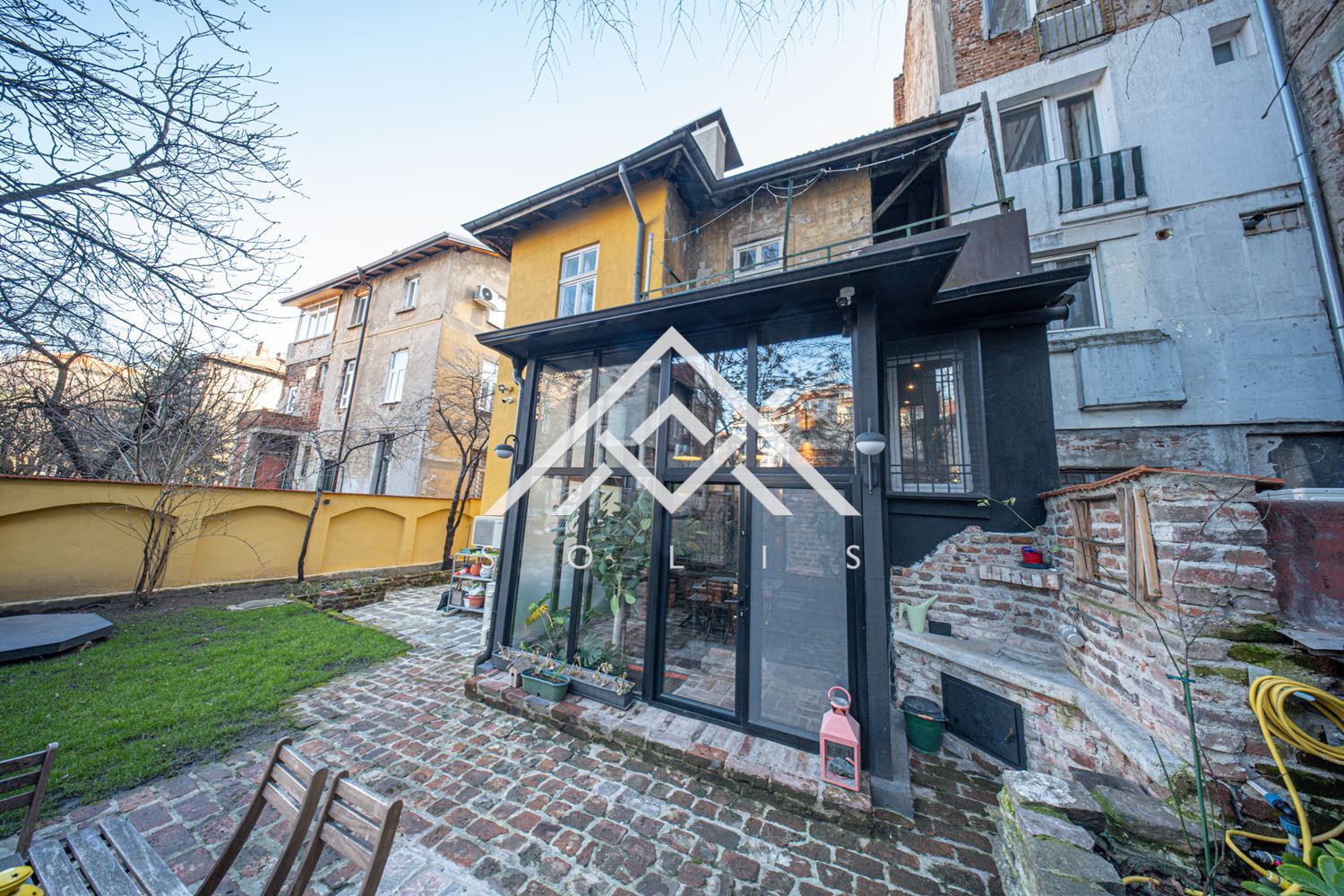 Реконструиран първи етаж от къща с автономен полусутерен и двор в историческия център на София, за продажба-0 Реконструиран първи етаж от къща с автономен полусутерен и двор в историческия център на София, за продажба - 0