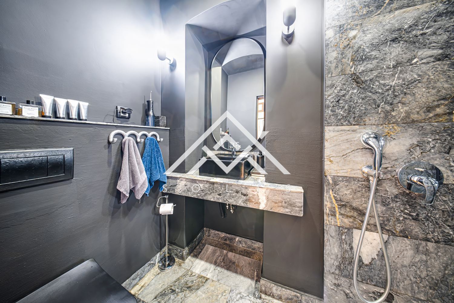 Реконструиран първи етаж от къща с автономен полусутерен и двор в историческия център на София, за продажба-0 Реконструиран първи етаж от къща с автономен полусутерен и двор в историческия център на София, за продажба - 0