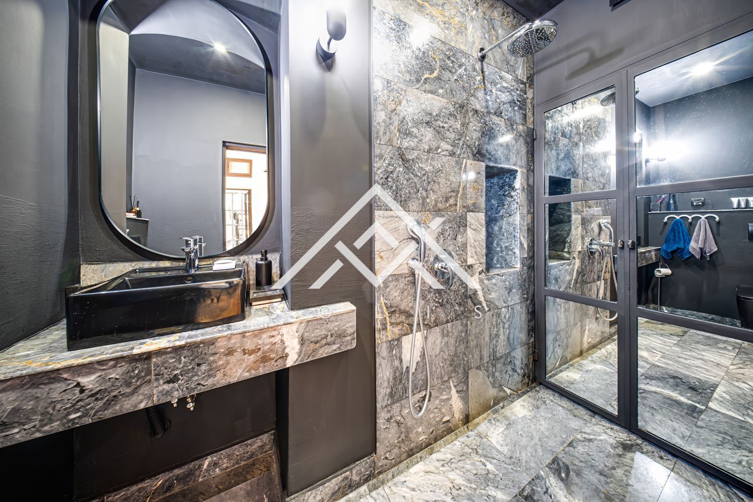 Реконструиран първи етаж от къща с автономен полусутерен и двор в историческия център на София, за продажба-0 Реконструиран първи етаж от къща с автономен полусутерен и двор в историческия център на София, за продажба - 0