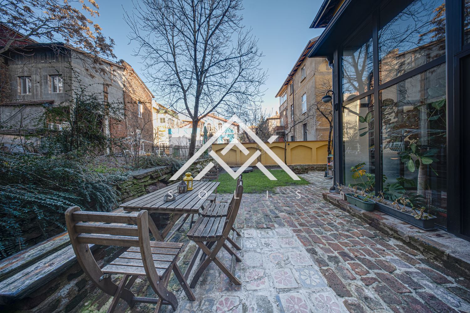 Реконструиран първи етаж от къща с автономен полусутерен и двор в историческия център на София, за продажба-0 Реконструиран първи етаж от къща с автономен полусутерен и двор в историческия център на София, за продажба - 0