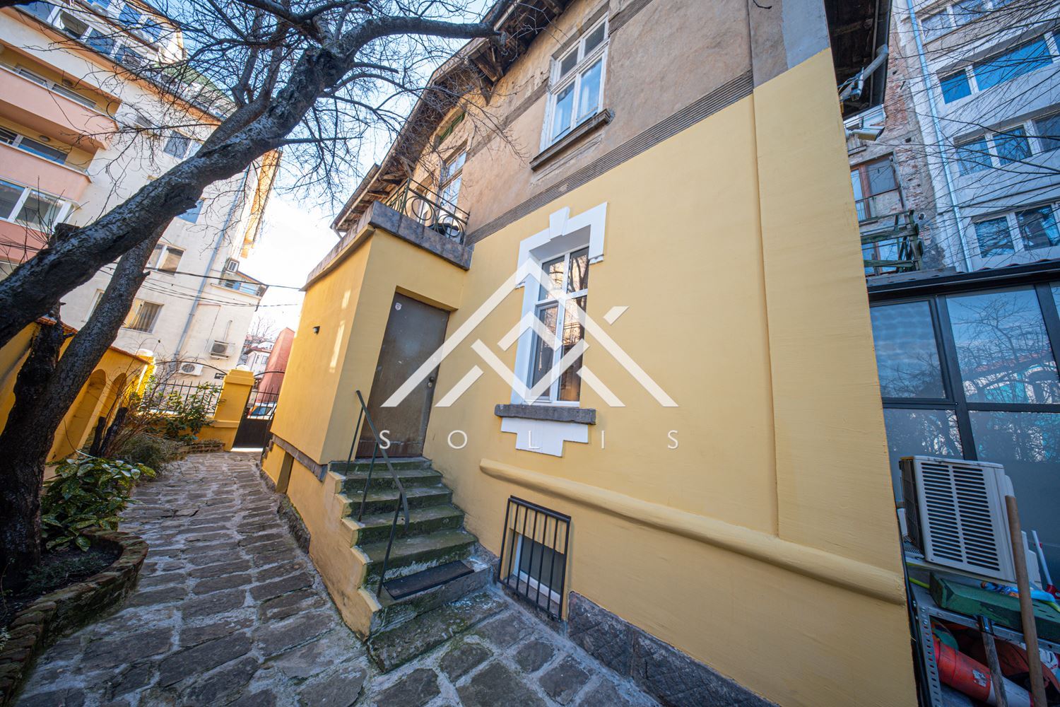 Реконструиран първи етаж от къща с автономен полусутерен и двор в историческия център на София, за продажба-0 Реконструиран първи етаж от къща с автономен полусутерен и двор в историческия център на София, за продажба - 0